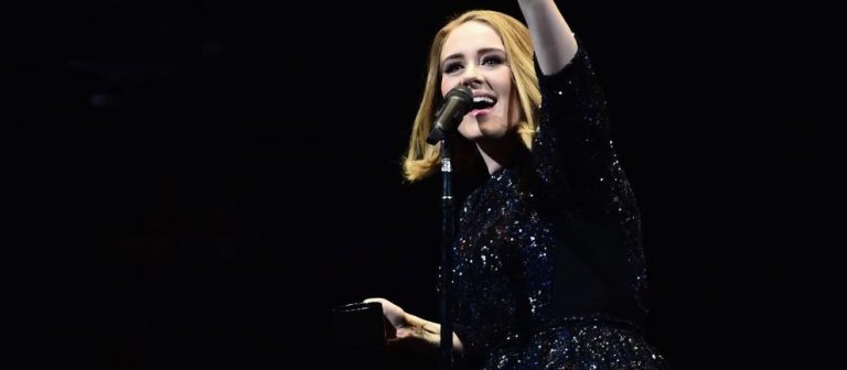 Adele Canlı Performansı Sırasında Şarkının Sözlerini Unuttu!