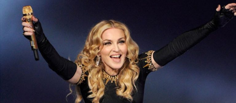Madonna Bir Darbe Daha Aldı!