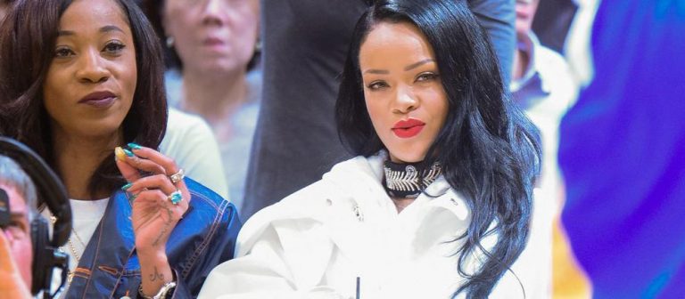 Rihanna Nereye Bakıyor?