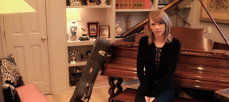 Taylor Swift Evinin Kapılarını Açtı!