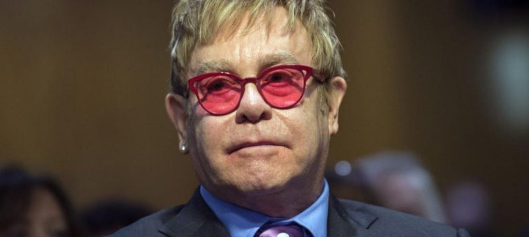 Elton John Aldatıldı!