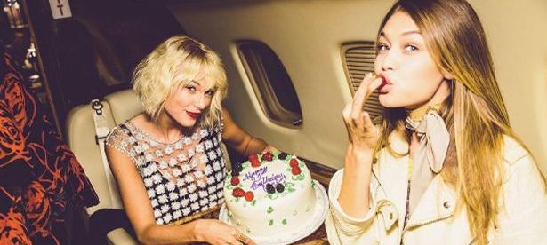 Taylor Swift Arkadaşını Uçakta Kutladı