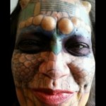 Vücudunun yüzde 95’i dövmelerle kaplı olan Medusa ameliyatla kulaklarını ve burnunu kestirdi, alnına deri ekleterek boynuz görünümüne sahip oldu.