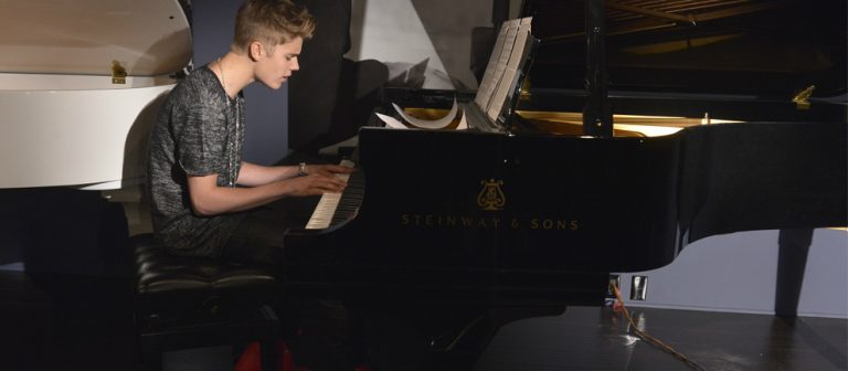 Justin Bieber’dan Piyano Show!