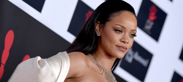 Rihanna Dekolte Tercih Etmedi!