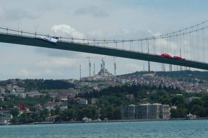 Şampiyon Beşiktaş’ın bayrağı Boğaziçi Köprüsü’ne asıldı