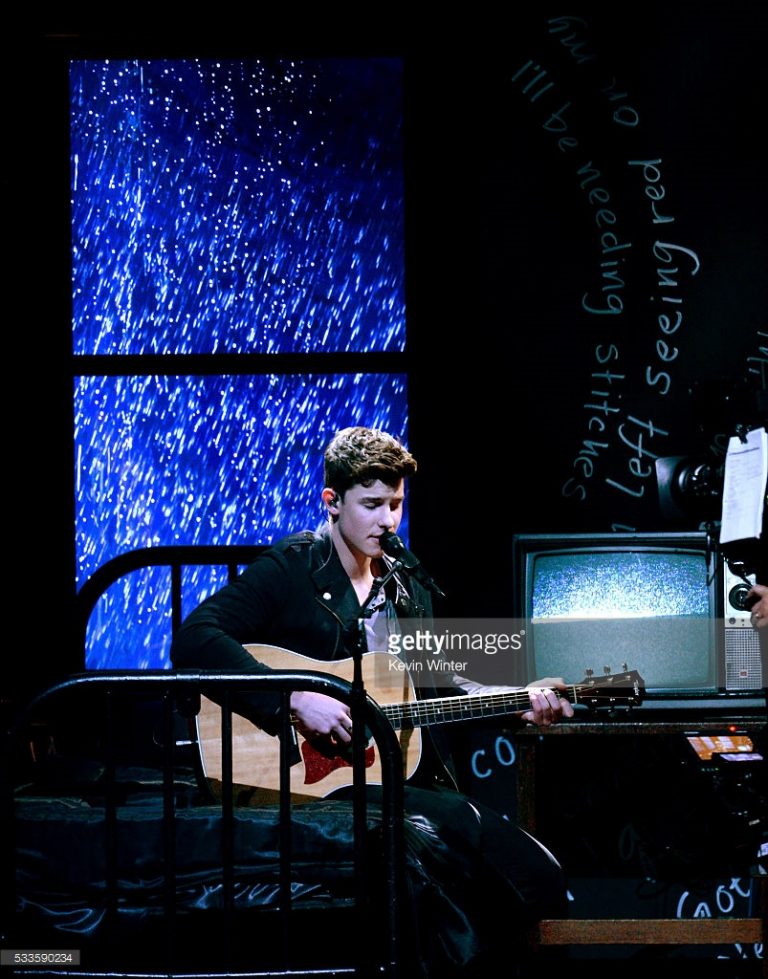 Shawn Mendes – Billboard 2016 Performance