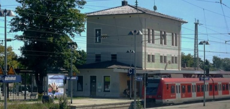 Almanya’da tren istasyonunda yolculara bıçaklı saldırı: 1 ölü