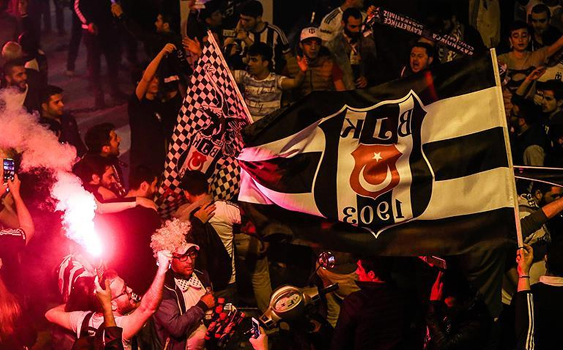 Beşiktaşlılar olası şampiyonluğu kutlamaya başladı