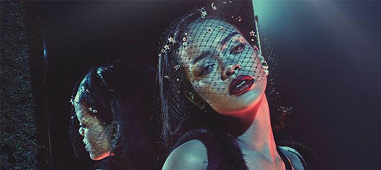 Rihanna Para Saçtı!