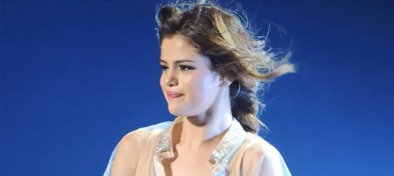Selena Gomez Konserinde Gözyaşlarını Tutamadı!