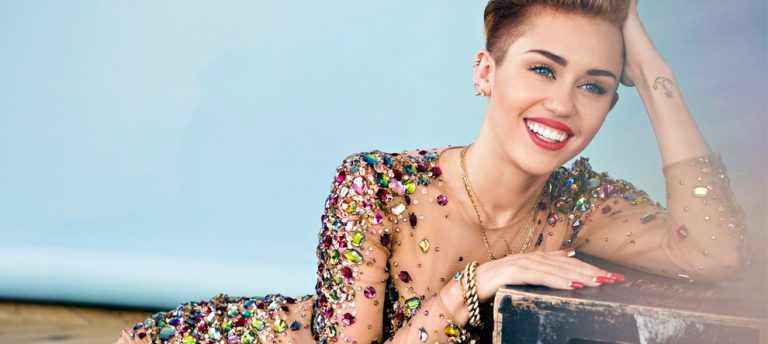 Miley Cyrus’un Çantasından Dolarlar Taştı!