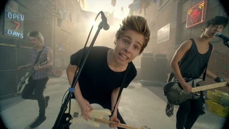 5 Seconds of Summer – She Looks So Perfect