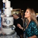 369BD59500000578-3709497-Let_them_eat_cake_The_mother_of_two_looked_excited_about_her_des-m-68_1469566865129