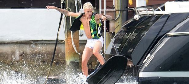 Justin Bieber, Mayo Giymeyi Unuttu!