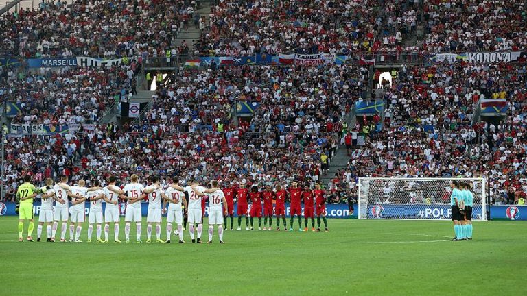 EURO 2016’da Türkiye için saygı duruşu