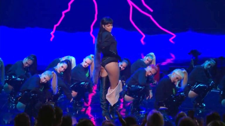 Rihanna “Needed Me”, “Bitch Better Have My Money” VMA MTV 2016 Performansı