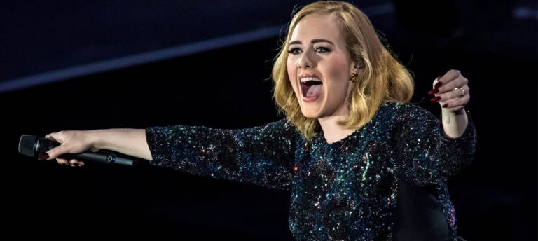 Adele Los Angles Konserini İzlemeye Gelen Hayranının Köpeğini Öptü