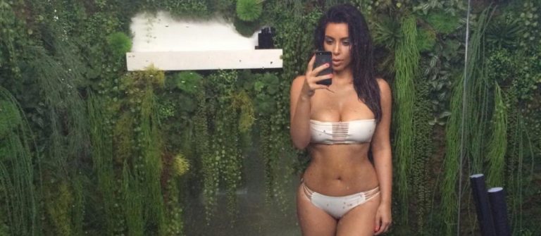 Kim Kardashian selfie çekmekten vazgeçmiyor