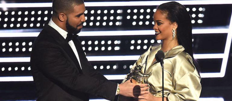 Drake Sahnede Rihanna’ya Aşkını İlan Etti
