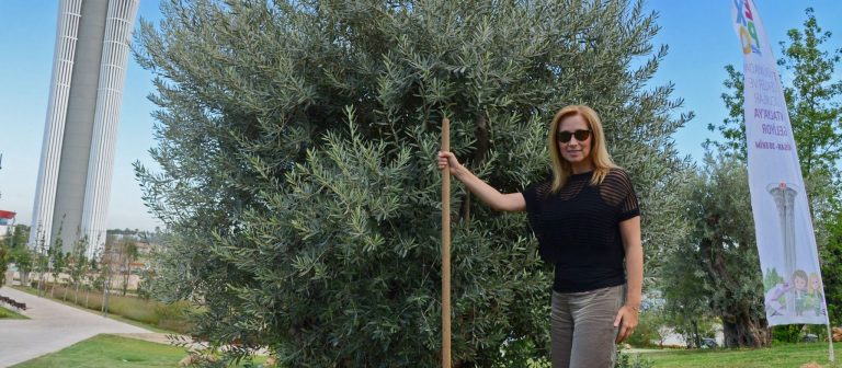 Lara Fabian Antalya’da zeytin ağacı dikti