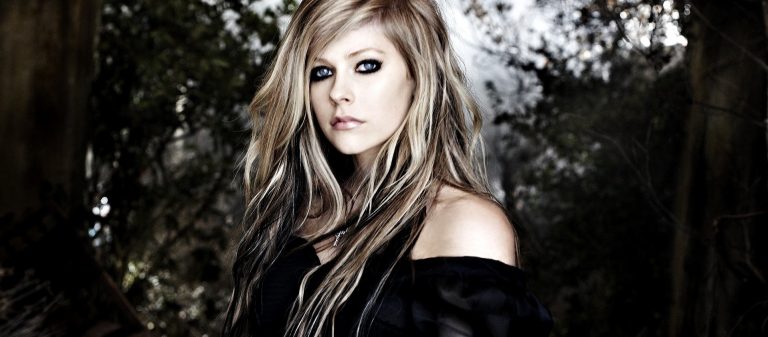 Dünya buna inanıyor: Avril Lavigne aslında 2003 yılında öldü!