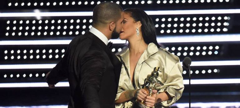 Rihanna ile Drake Ayrıldı. Açık İlişki Yaşayacaklar