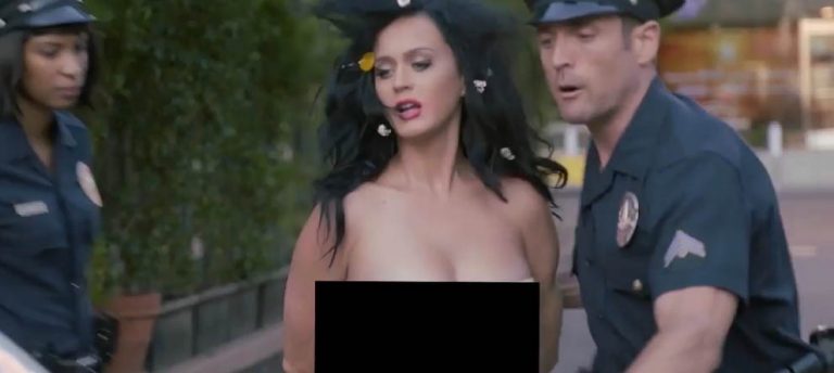 Katy Perry Çırılçıplak Oy Kullanmaya Kalktı