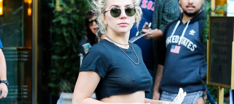 Lady Gaga Bütün Tişörtlerini Kurban Etti