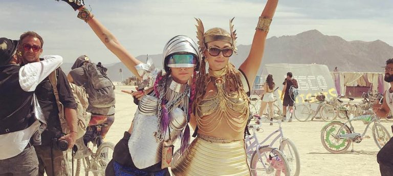 Paris Hilton ve Cara Delevingne Burning Man Festivalinde