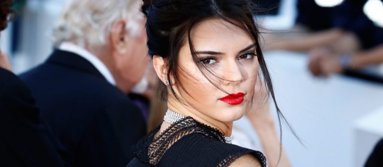Kendall Jenner öyle bir yerine dövme yaptırdı ki…