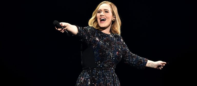 Adele’den Clinton’a destek: Trump’a oy vermeyin