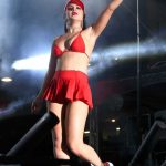 charli-xcx-pembe-kilotlu-sahneye-cikti-1082