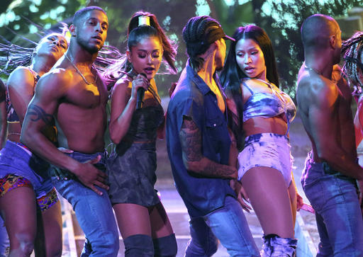 Ariana Grande – Side To Side Ft. Nicki Minaj (American Music Awards 2016)