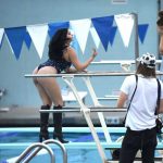 ariel-winter-cizmeleri-ile-havuzda0200