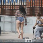 ariel-winter-cizmeleri-ile-havuzda1278