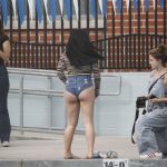 ariel-winter-cizmeleri-ile-havuzda1376