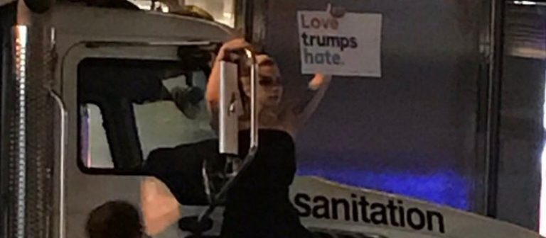 Lady Gaga, Trump Towers önünde protesto yaptı