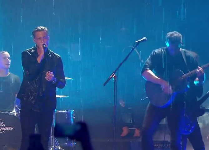 OneRepublic – Lets Hurt Tonight (MTV EMA 2016 Performans)
