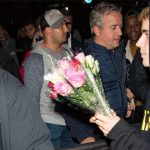 justin-bieber-hands-out-flowers-fans-ftr