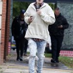 justin-bieber-hands-out-roses-to-girls-ftr