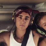 justin-bieber-posiert-mit-zwei-schoenheiten-in-einem-helikopter-001