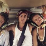 justin-bieber-posiert-mit-zwei-schoenheiten-in-einem-helikopter