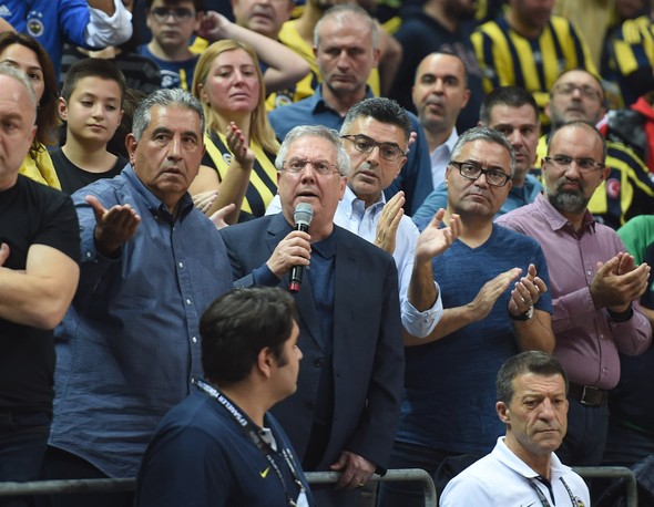 Fenerbahçe-Galatasaray Odebank derbisinde ortalık karıştı!