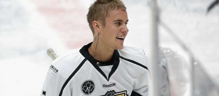 Justin Bieber, Buz Hokeyi Oynama Etkinliğine Katıldı