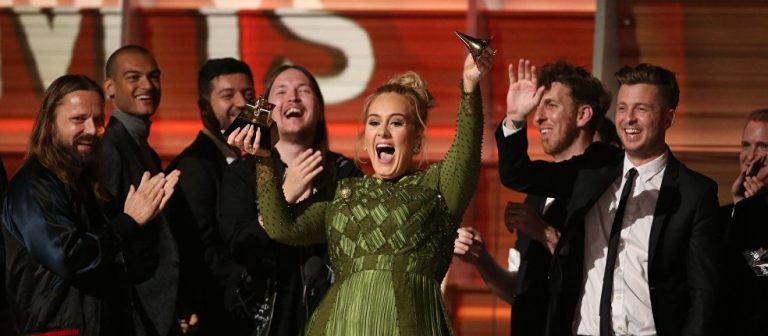 Adele, Ödülünü Kırıp Yarısını Beyonce’ye Verdi