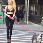 Courtney-Stodden-ve-kopegi-parkta-084