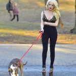 Courtney-Stodden-ve-kopegi-parkta-381