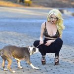 Courtney-Stodden-ve-kopegi-parkta-480