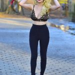 Courtney-Stodden-ve-kopegi-parkta-579